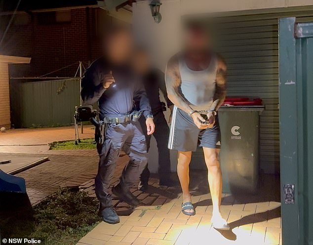 Los miembros de una famosa pandilla australiana son sacados de sus casas esposados, mientras los oficiales en el interior hacen descubrimientos extraordinarios.