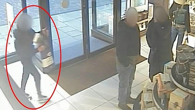 El prolífico ladrón de chocolate que robó £850 en dulces del Hotel Chocolat ha sido expulsado de la tienda