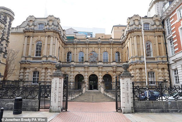 El migrante de 70 años que le dijo a una niña de 12 que “se tapara la cabeza” antes de abusar sexualmente de ella de camino al colegio se salvó de prisión