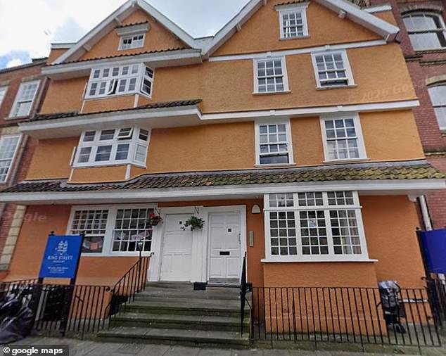 La maestra de jardín de infantes, de 30 años, está acusada de violar y abusar sexualmente de cinco niños pequeños bajo su cuidado. Esta es “la peor pesadilla de todo padre”, dijo el tribunal