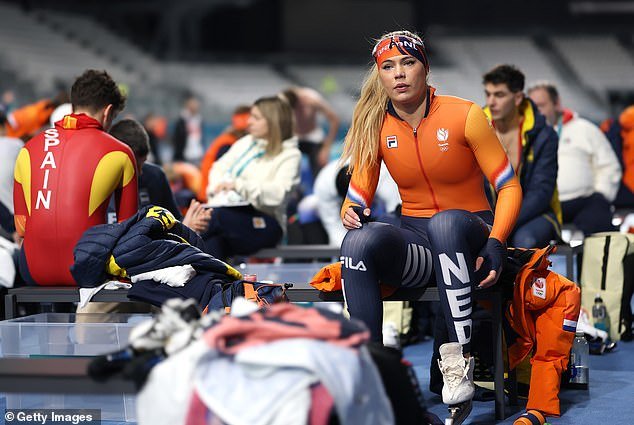 Los Juegos Olímpicos de Invierno colapsan debido a los temores de Covid: se pide a los atletas que usen máscaras y eviten darse la mano en Milán, después de DOS pruebas positivas, mientras los jefes con portapapeles amenazan con una “escalada” de medidas