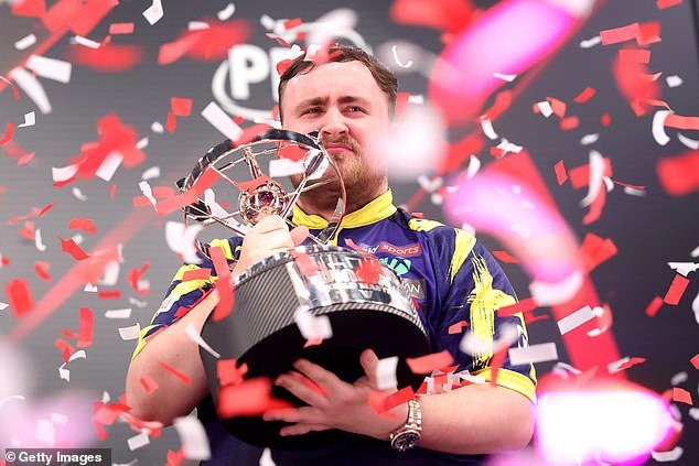 Luke Littler revela que no recibió nada por el cumpleaños de su novia, pero hace una promesa después de ganar el premio mayor de £100,000 del World Masters