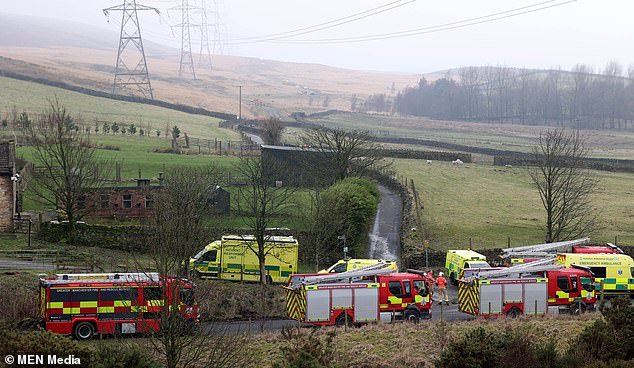 Una avioneta con dos personas a bordo se estrella cerca de un lago en la M62 en Greater Manchester: el vídeo del lugar muestra el paracaídas atrapado en el pilón