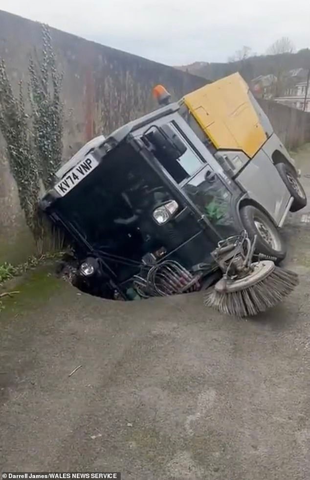 Las casas han sido evacuadas después de que un enorme socavón en el sur de Gales se tragara a un barrendero