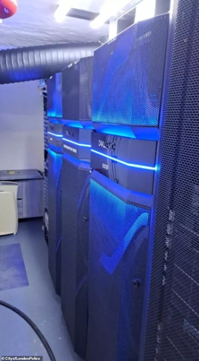 La policía cerró la principal red de streaming ilegal con sede en el Reino Unido utilizada para el fútbol de la Premier League (y realizó varios arrestos) después de que Sky Sports presentara una denuncia.