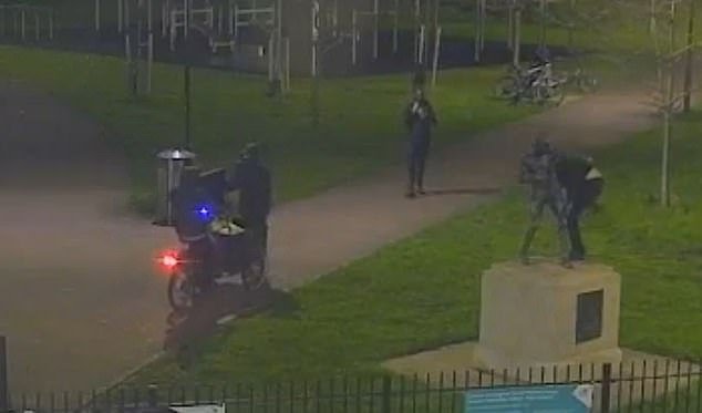 En un momento, los ladrones derriban y roban la estatua de bronce del campeón de boxeo británico de un parque de Londres, mientras la policía lanza un llamamiento para encontrar a la pandilla.