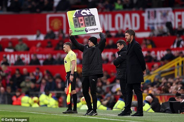Los dirigentes del fútbol votan nuevas medidas drásticas para frenar la pérdida de tiempo de los porteros y las sustituciones