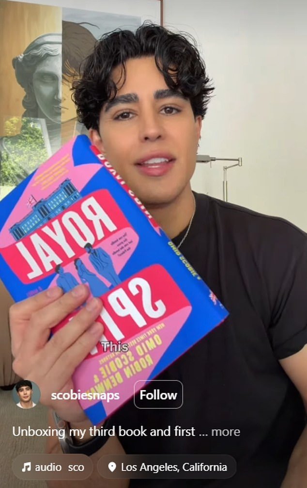 Omid Scobie presenta “Royal Spin”, su primera novela, coescrita con un autor joven, pero arruina la promoción con un vídeo al revés.