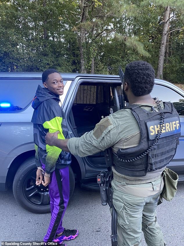 Un joven de 17 años fue filmado sonriendo mientras lo arrestaban por dispararle a un joven de 14 años que murió después de un partido de fútbol rival y recibió cadena perpetua sin libertad condicional.