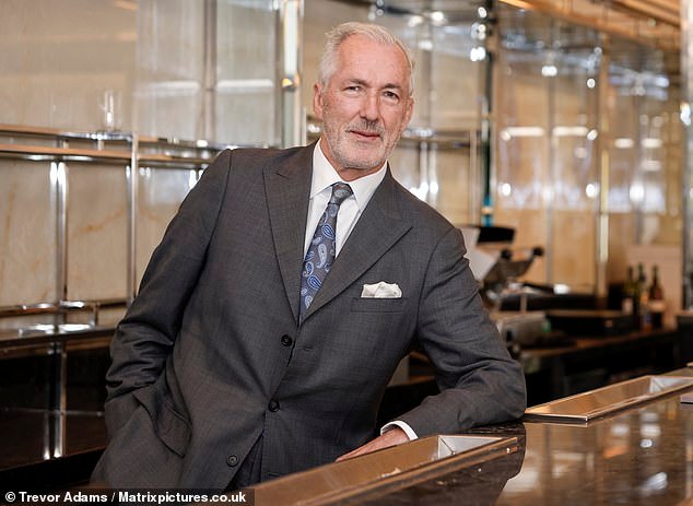 El cofundador de Wolseley, Jeremy King, amenaza con prohibir a los TikTokers la entrada a su nuevo restaurante de Notting Hill después de haber sido invadido por personas influyentes que molestaban a los comensales con “equipos de cámara, maquilladores y espejos de tocador”.