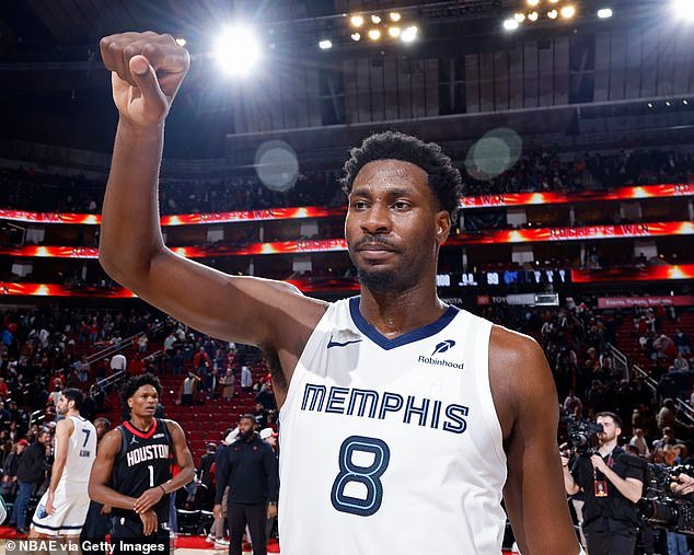 Los Memphis Grizzlies están intercambiando a la superestrella en un acuerdo de $ 240 millones en un movimiento explosivo de la NBA que involucra a otros SIETE jugadores.