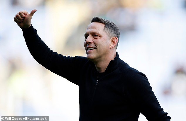 El técnico de la League One es considerado el favorito para hacerse cargo del puesto de entrenador del Blackburn, ya que los luchadores por el campeonato buscan evitar el descenso después de ocho partidos sin ganar.