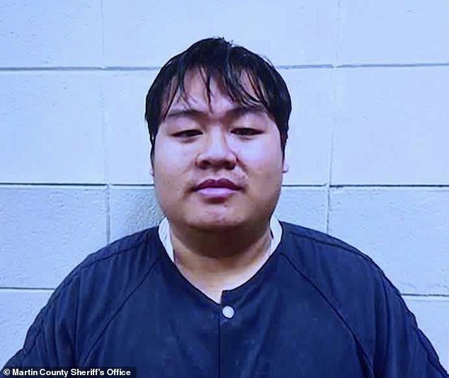 Cara de pesadilla de un hombre acusado de secuestrar a dos niñas después de conocerlas en Roblox