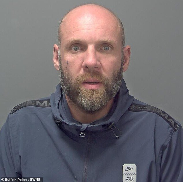 ¡Largo brazo de la pata! Momento: Perro policía lleva a la corte al carterista que empujó a una mujer al suelo