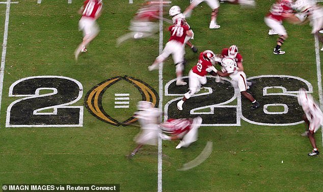 Los jefes de fútbol americano universitario están tomando una importante decisión sobre la programación de la víspera de Año Nuevo para evitar un conflicto con la NFL en 2026.