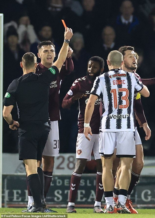 St Mirren 1 Hearts 0: Saints, Sinners… y The Old Firm son los ganadores, ya que una tarjeta roja finalmente cuesta a los hombres de McInnes la carrera por el título