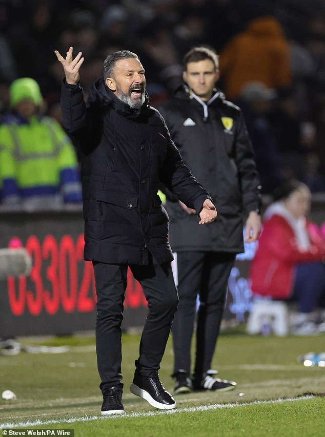 Derek McInnes lamenta la costosa tarjeta roja por los Hearts indisciplinados mientras St Mirren inflige una aplastante derrota a los aspirantes al título