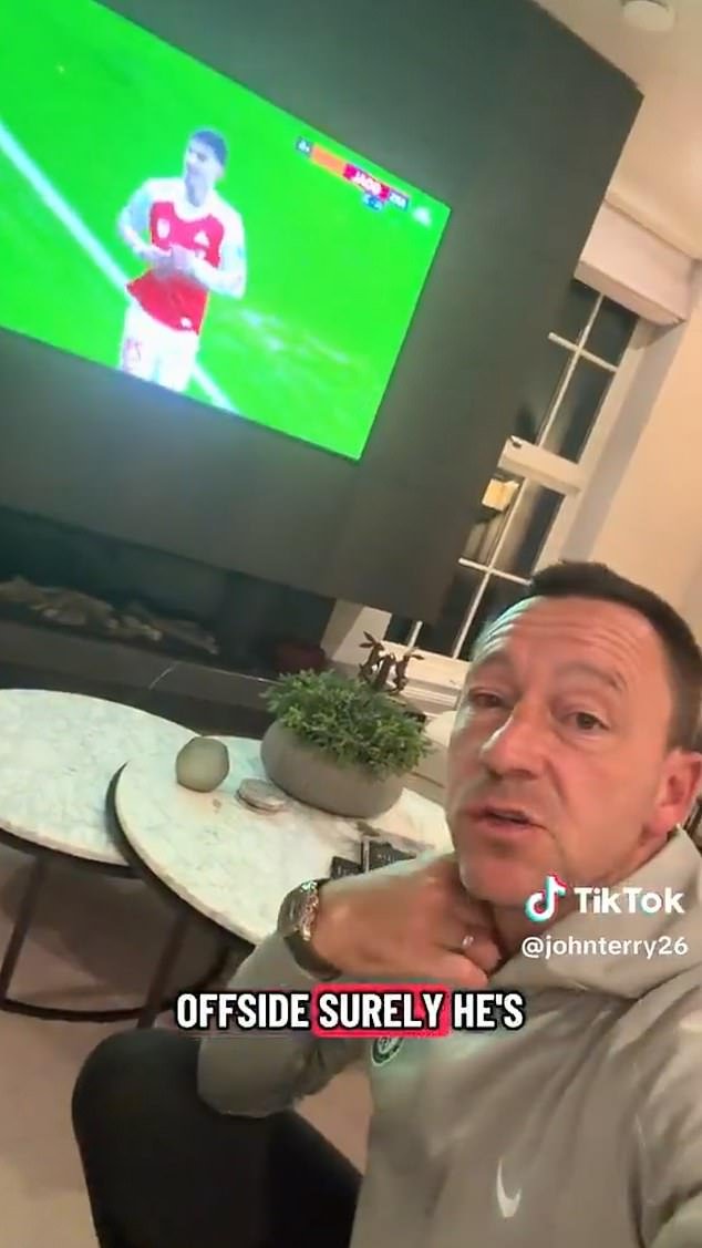 La hija de John Terry le insta a no publicar un vídeo de reacción vergonzoso que lo convirtió en el hazmerreír de los aficionados del Arsenal después de que esperaba un gol del Chelsea… ¡sólo para ver anotar a Kai Havertz!