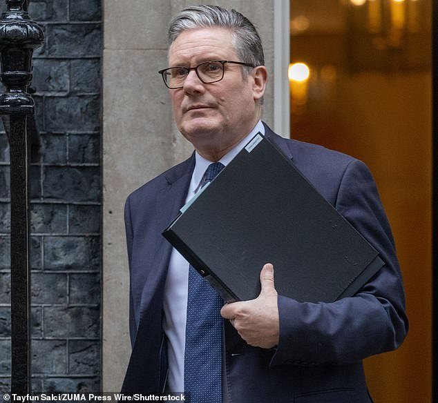 Los parlamentarios laboristas se jactan de eliminar el límite de prestación de dos hijos a pesar de preocuparse por la espiral de la legislación sobre bienestar social, mientras los parlamentarios reformistas votan “accidentalmente” con el gobierno.