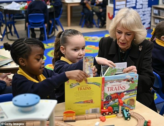 ¡Hora del cuento con Camilla! La Reina continúa con sus deberes a pesar del escándalo de Epstein de Andrew al abrir una nueva biblioteca en Camden