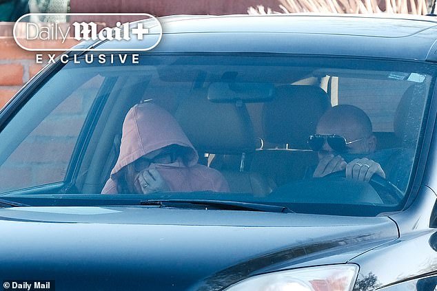 La hermana de Savannah Guthrie, Annie, y su cuñado, Tommaso Cioni, lucen tensos mientras se esconden en Arizona, pocas horas después de contarle al FBI sobre los últimos movimientos de la madre desaparecida, Nancy.