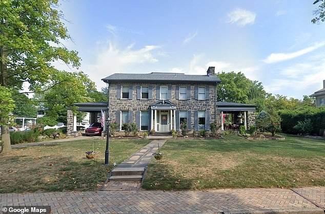 Una pareja presentó una demanda después de afirmar que las baldosas de su impresionante casa de piedra, que le compraron a un alemán, eran tan ofensivas que no podían vivir allí.