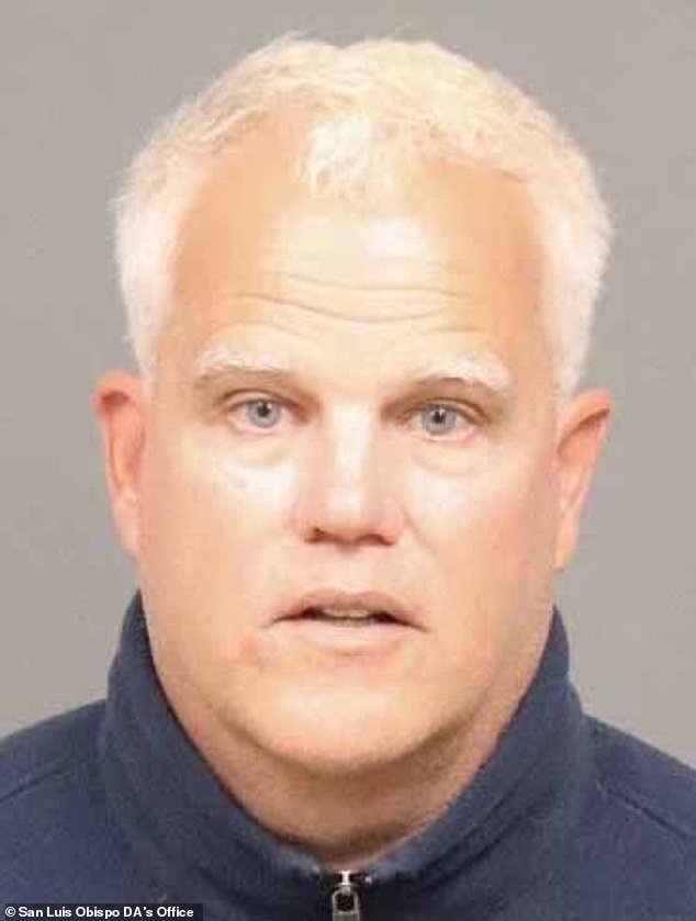 Un practicante de remo sostuvo a una surfista que no conocía bajo el agua y le lanzó insultos impactantes, se le dijo a un tribunal