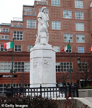 Trump quiere erigir la estatua de Colón en los terrenos de la Casa Blanca después de que los manifestantes de Black Lives Matter la arrojaran al puerto de Baltimore.