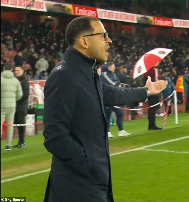 Nuevas imágenes muestran a Liam Rosenior arremetiendo contra las estrellas del Arsenal con un comentario adulto antes del choque del Chelsea con los Gunners.