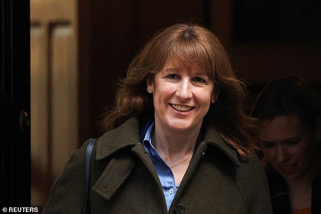 Ahora los robots se están apoderando de sus puestos de trabajo, ya que la represión fiscal del Partido Laborista disuade a los empleadores de contratar nuevo personal.