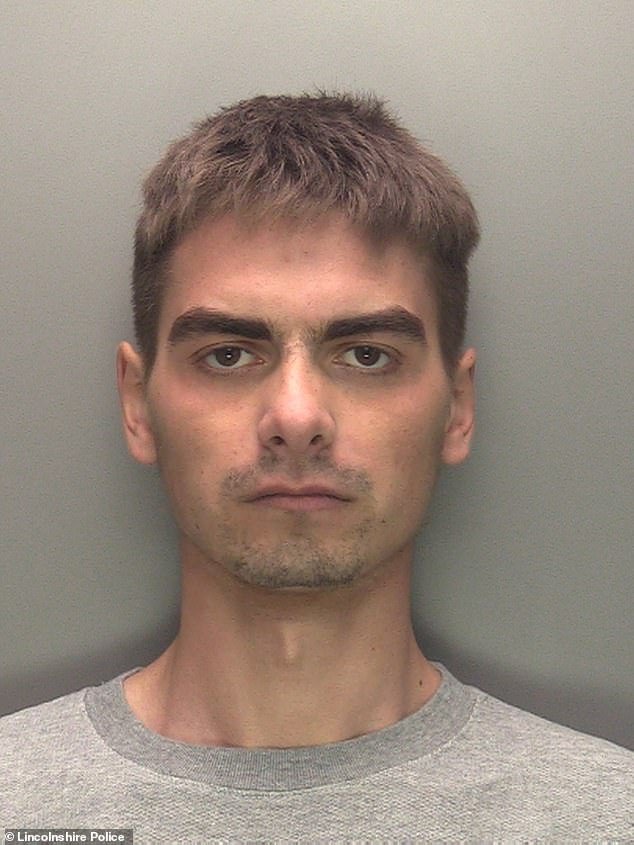 Un recolector de frutas lituano que afirmó haber apuñalado a una niña de 9 años mientras jugaba con un hula-hoop gracias a un microchip de la NASA es finalmente condenado a cadena perpetua