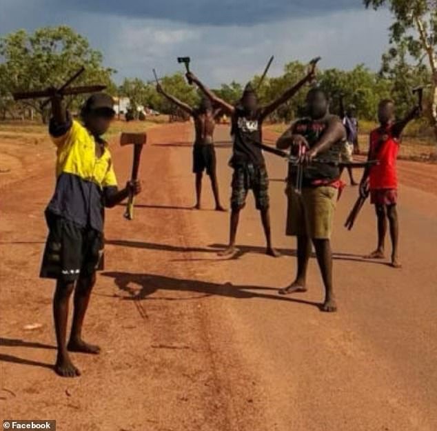 Sea testigo de la horrible violencia que ha destrozado una ciudad del interior: niños de tan solo OCHO años se enfurecen con hachas, ballestas, espadas y lanzas.