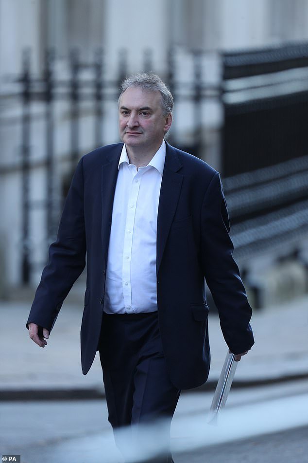 Starmer solicita “personalmente” un paquete de indemnización de 260.000 libras esterlinas para el jefe de la función pública que eligió hace apenas 14 meses para “reconectar el estado”. ¿Impulsará ahora el nombramiento de un mandarín que ha negado las acusaciones de acoso?