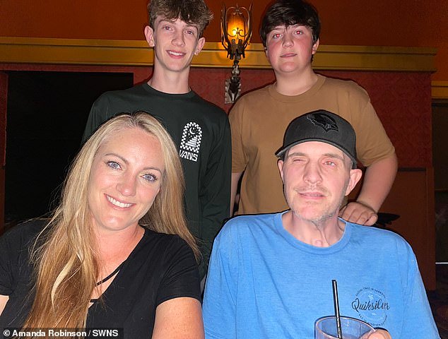 ¡Mi nuevo amor ayuda a cuidar a mi marido discapacitado! Mamá revela cómo se está enfrentando a una terrible lesión cerebral