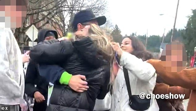 Una turba de colegialas salvajes de Seattle lanza un ataque espeluznante sin provocación contra la madre que pasó junto a ellas durante la huelga contra ICE.