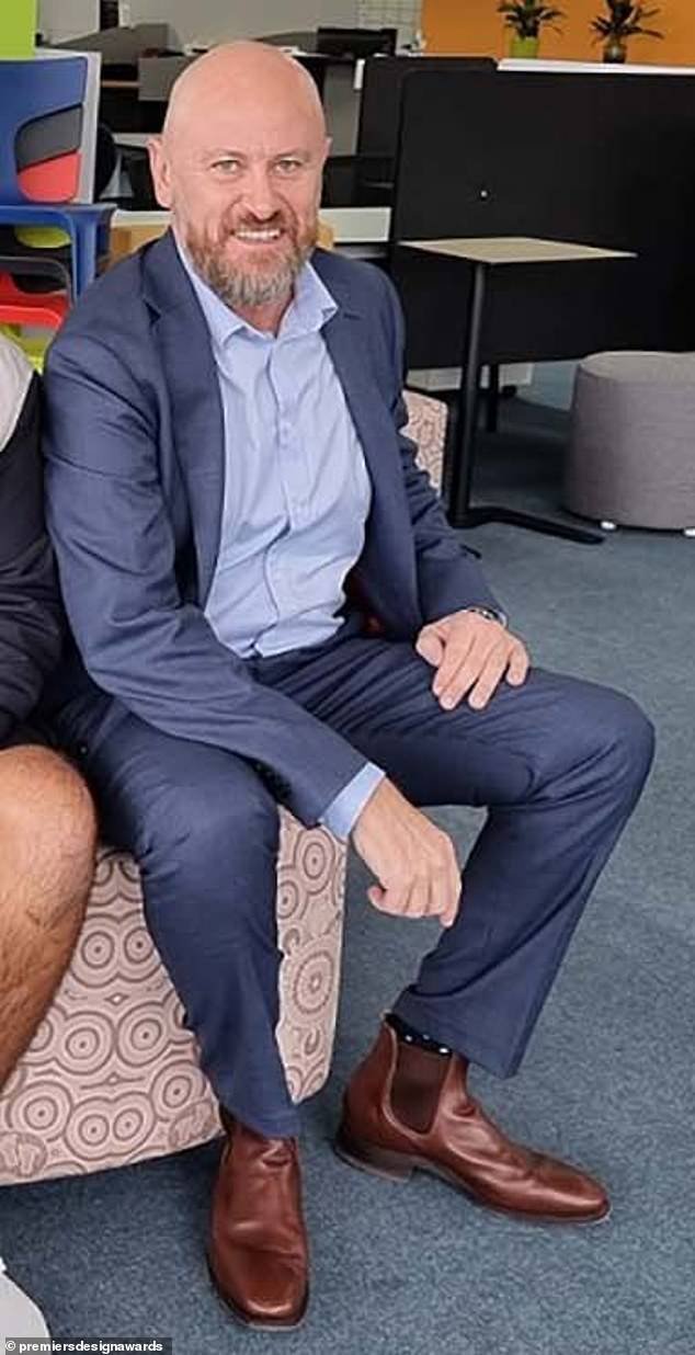 El alto directivo Tony Rogers ha sido sensacionalmente apodado el lanzador de sillas viral que noqueó a su colega afuera del club de striptease Bar 20 de Melbourne.