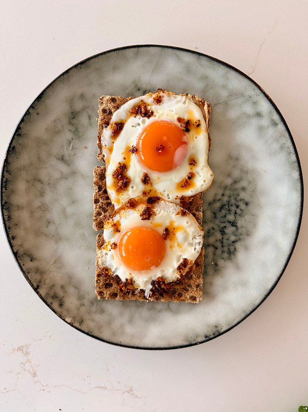 ¿Fryvita? Una nueva y extraña tendencia es que los hombres de la Generación Z coman huevos fritos en Ryvita