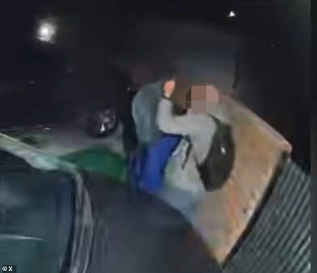 Un hombre de Tucson que llevaba una mochila similar a la del secuestrador de Nancy Guthrie fue visto intentando escalar un muro la noche del secuestro.