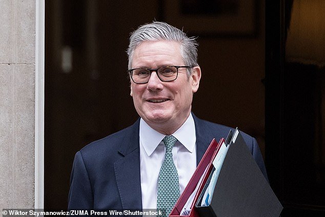 El Partido Laborista abre la puerta a los niños trans en las escuelas primarias: el gobierno podría permitir que los alumnos de CUATRO años o más hagan una “transición completa” al sexo opuesto