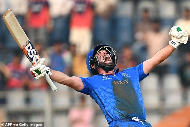 Los hermanos Mosca de Sydney ayudan a Italia a conseguir su primera victoria T20 en su debut en la Copa del Mundo