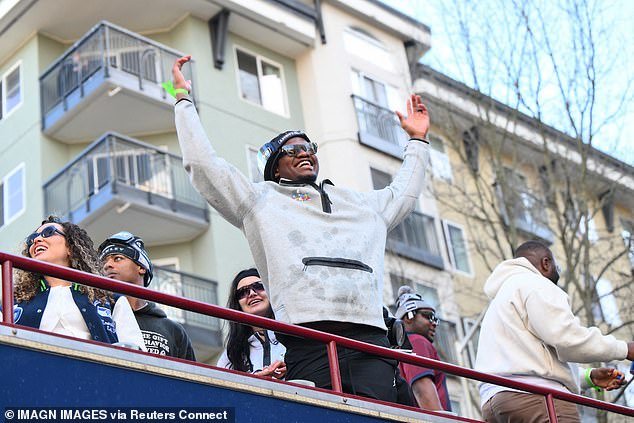 El Jugador Más Valioso del Super Bowl critica al gerente general por una extraña broma sobre el contrato durante el discurso del desfile de los Seahawks