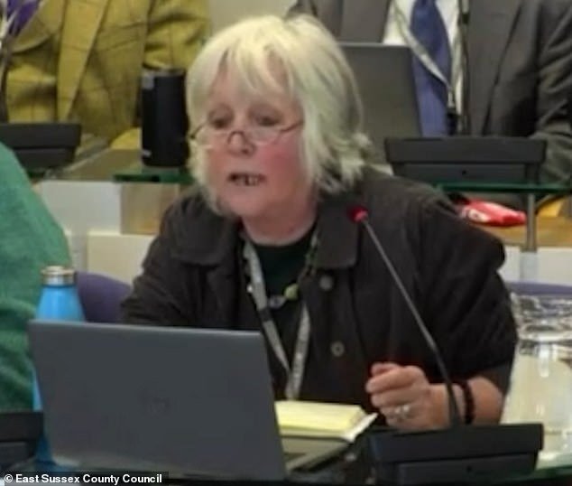 Los solicitantes de asilo reciben tarjetas de San Valentín hechas por niños, que son entregadas por una concejal del Partido Verde y sus nietos