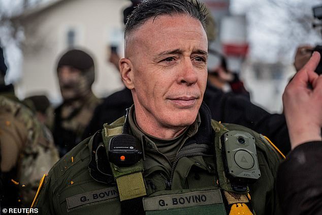 El regreso del derrocado comandante de la Patrulla Fronteriza, Gregory Bovino, en las redes sociales se desmorona cuando responde a los críticos que lo vilipendian en línea.