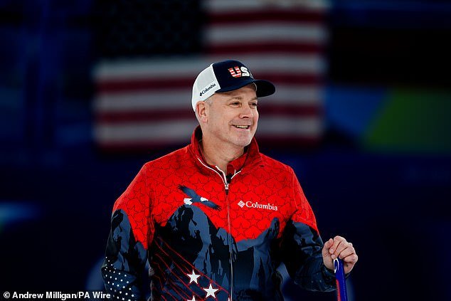 El abogado de Minnesota, de 54 años, se convierte en el atleta olímpico de mayor edad de Estados Unidos tras atacar las políticas de inmigración de Trump