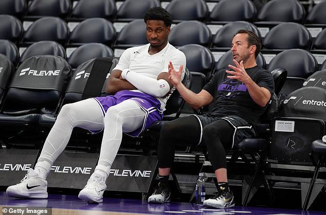 La NBA está multando al Jazz con 500.000 dólares y a los Pacers con 100.000 dólares por enviar a la banca a estrellas clave a medida que la liga se vuelve cada vez más estricta con respecto al tanque.