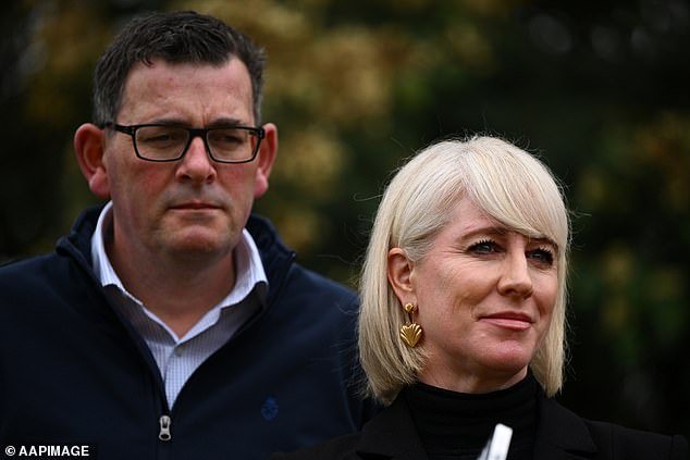 Dan Andrews FINALMENTE rompe su silencio sobre el accidente de bicicleta y automóvil que lo ha perseguido durante años y afirma que él y su esposa TAMBIÉN fueron víctimas.