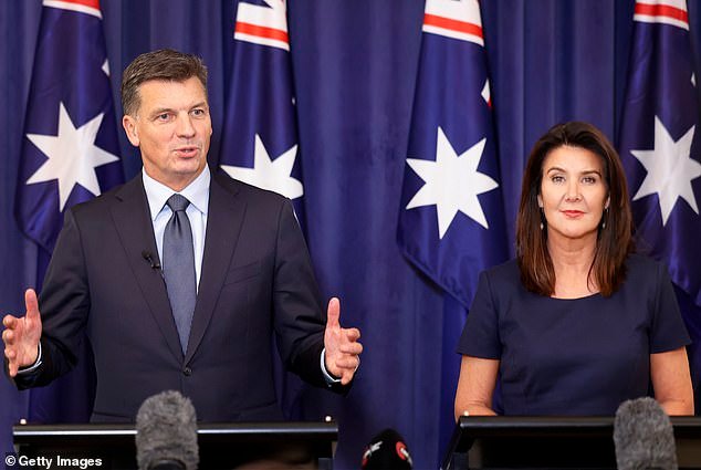 Una sola foto muestra el primer paso de Angus Taylor después de convertirse en líder liberal, y contrasta marcadamente con Anthony Albanese.