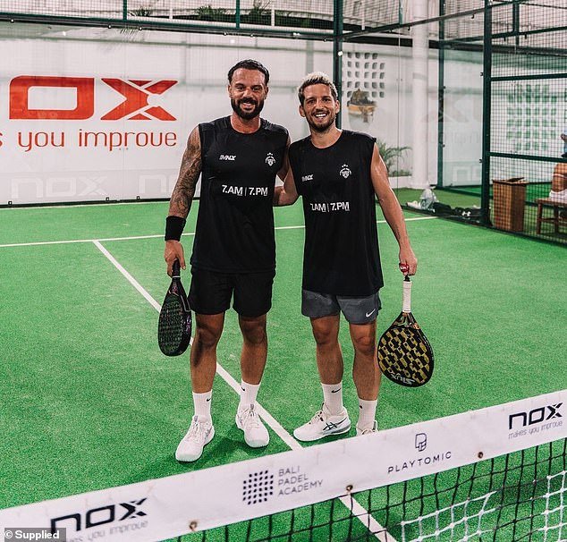 Horrible momento en el que un padre australiano escapa de la muerte cuando una pared de cristal de tres metros de altura explota sobre él mientras jugaba pádel en Bali.