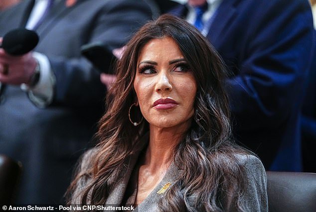 Kristi Noem hizo que un piloto de la Guardia Costera fuera “despedido” por su manta perdida en medio del caos dentro de Seguridad Nacional