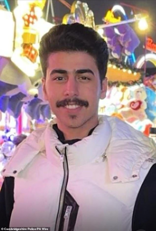 El momento en que un extraño se acerca a un estudiante saudita en la calle antes de apuñalarlo en el cuello se muestra en la corte